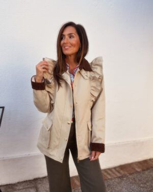 GABARDINA CORTA VOLANTE BEIGE